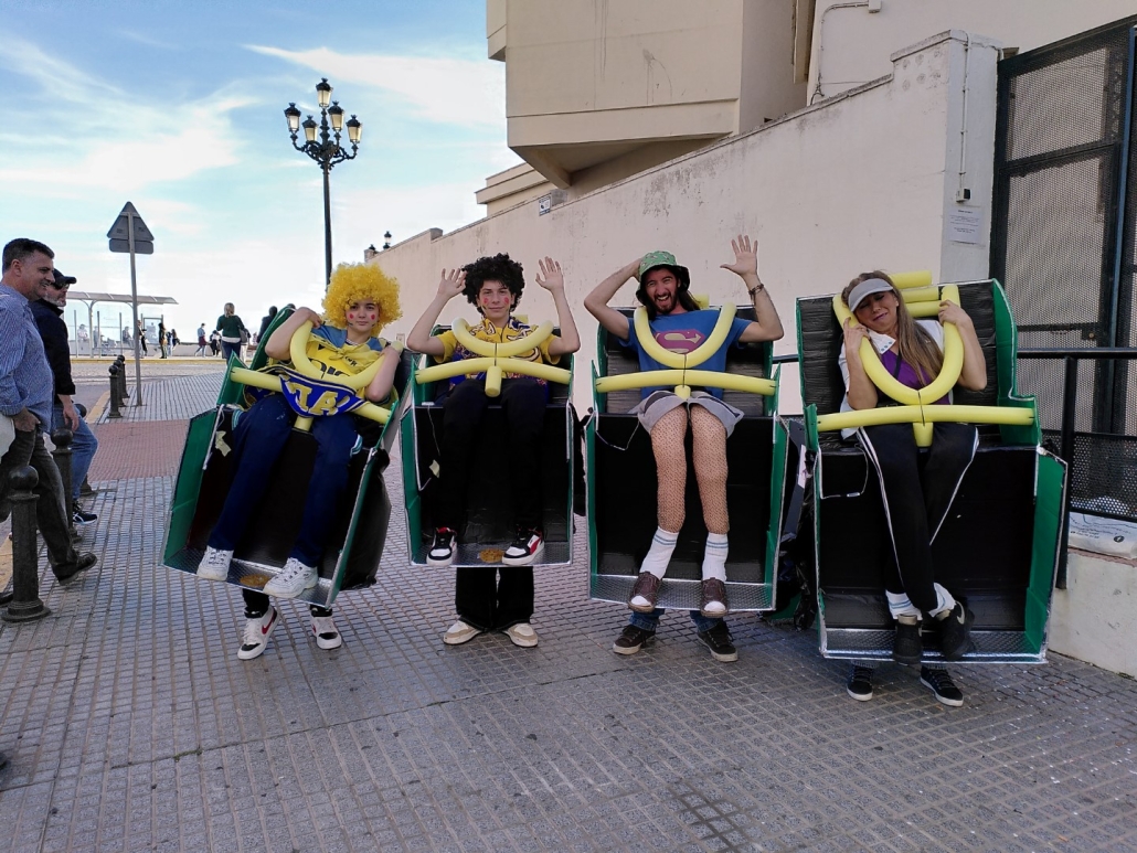 Verkleidete Menschen beim Karneval in Cadiz.