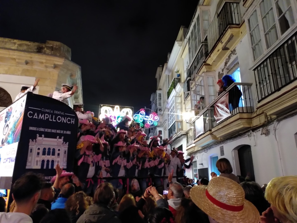 Karnevalswagen zwischen Balkonen und der Markthalle von Cádiz.