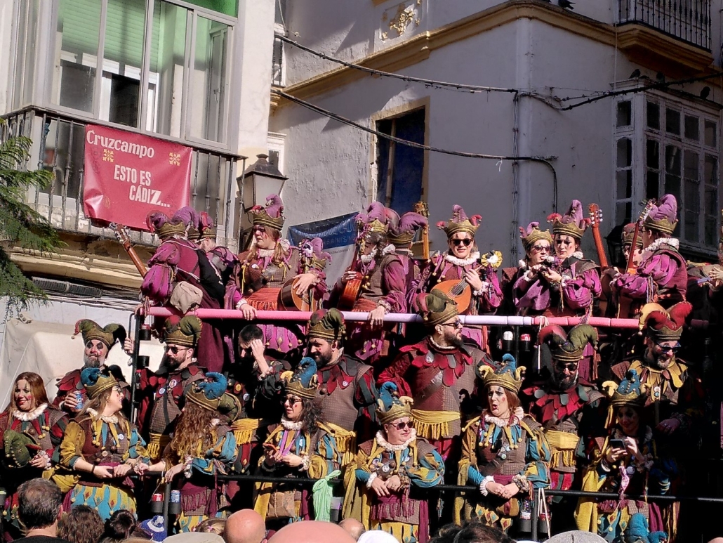 Coro de Carnaval auf Karnevalswagen beim Karneval in Cadiz.