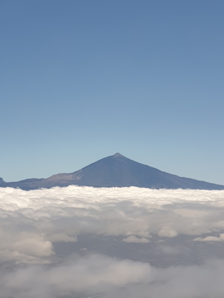 Das Wolkenmeer am Teide vom Flugzeug aus gesehen.