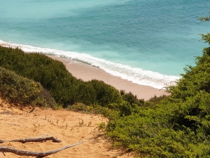 Strand m Naturpark Las Breñas von den Klippen aus gesehen.