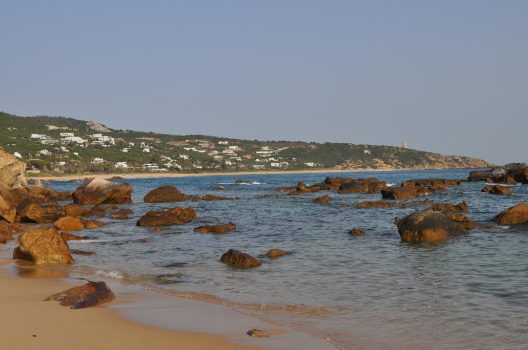 Sicht von Weitem auf den Playa de los Alemanes in der Provinz Cádiz, Andalusien.