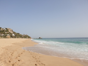 Blick auf das Cabo de Plata am Ende des Playa de Atlanterra.