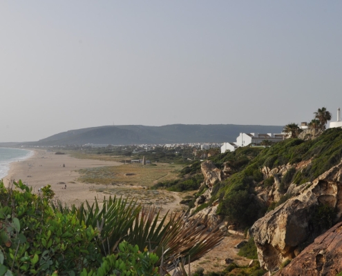 Sicht aus der Ferne auf Zahara de los Atunes und den Playa de Atlanterra.