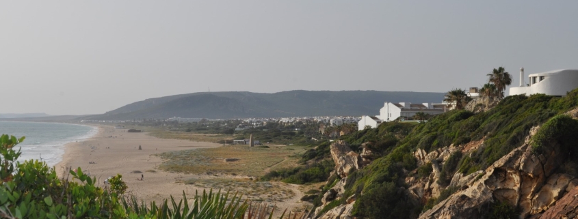 Sicht aus der Ferne auf Zahara de los Atunes und den Playa de Atlanterra.