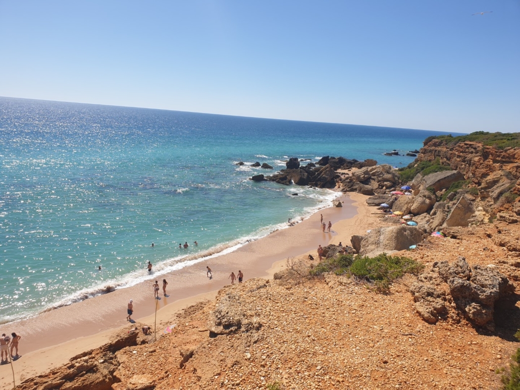Cala de Roche in Conil de la Frontera von oben gesehen.